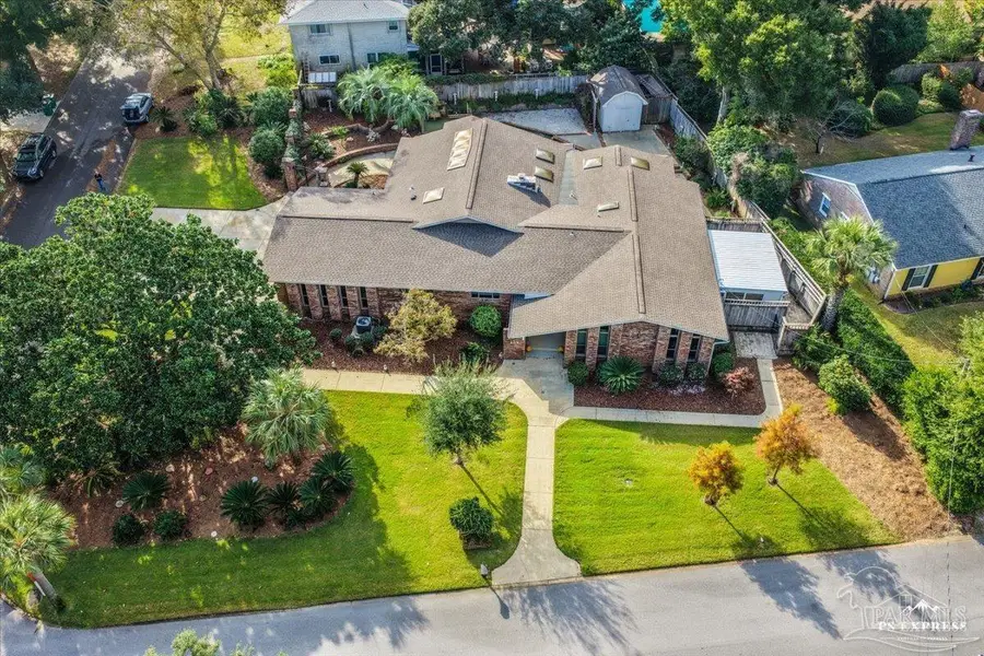 205 Silverthorn Dr, Gulf Breeze, FL 32561 - Image #2