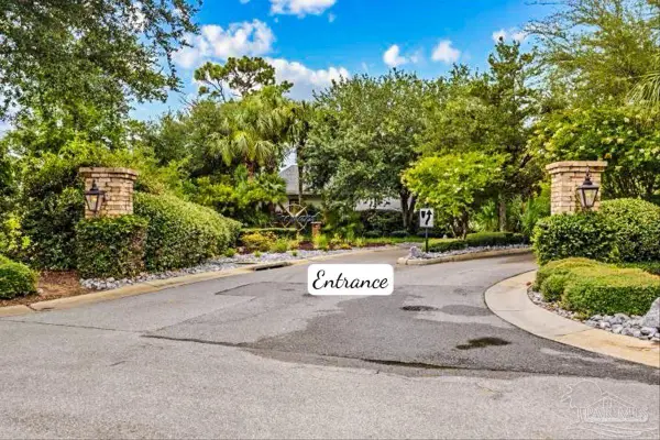 565 Downhaul Dr, Pensacola, FL 32507