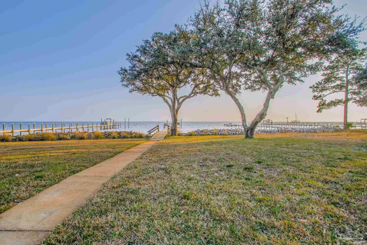 5481 Soundside Dr, Gulf Breeze, FL 32563 - Image #1