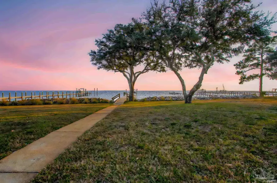 5481 Soundside Dr, Gulf Breeze, FL 32563 - Image #2