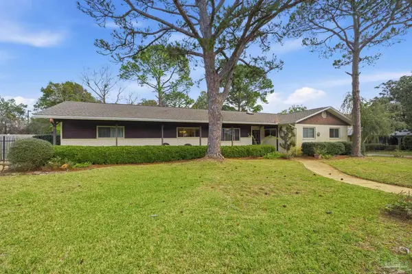 204 Silverthorn Rd, Gulf Breeze, FL 32561