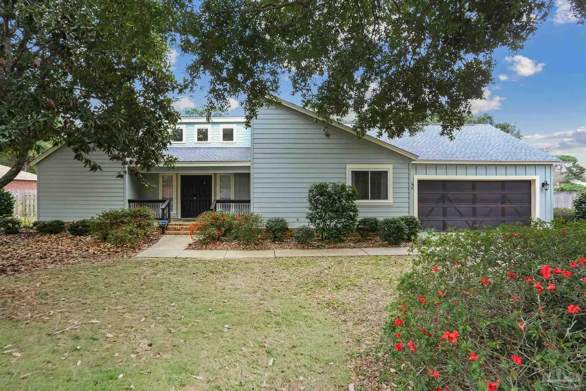 994 Great Oaks Dr, Gulf Breeze, FL 32563 - Image #1