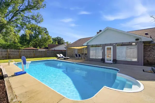 1809 Donegal Dr, Cantonment, FL 32533