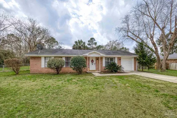 3525 Applewood Ln, Cantonment, FL 32533