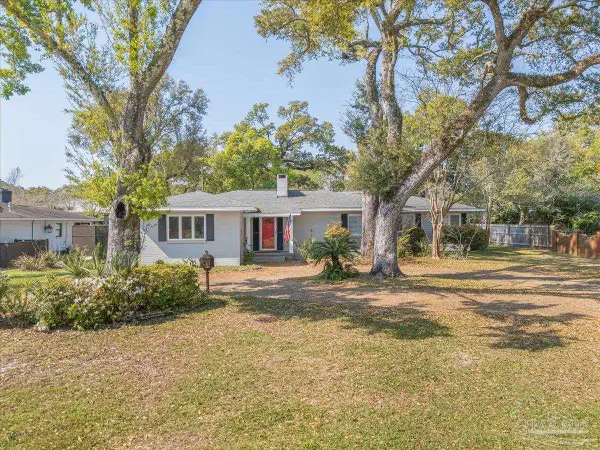 15 Lakeside Dr, Pensacola, FL 32507