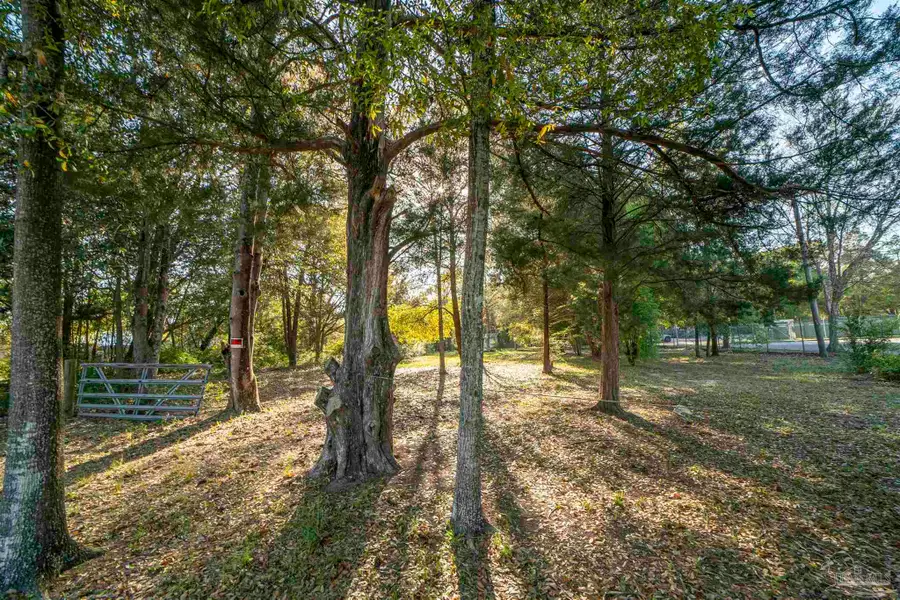 6205 Dogwood Dr, Milton, FL 32570 - #2