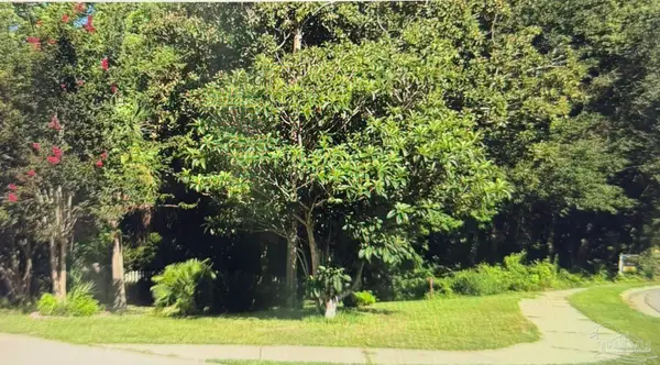 5969 Hermitage Dr, Pensacola, FL 32504