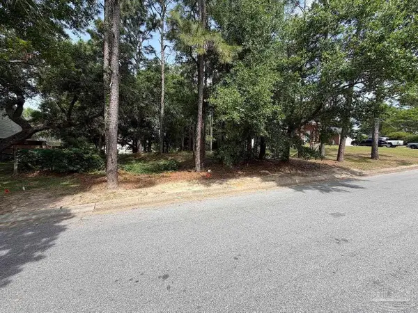 6400 Guilford Dr, Pensacola, FL 32504