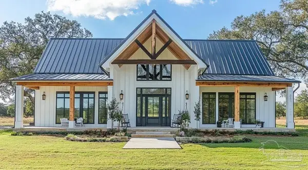 8870 Farmhouse Ln, Milton, FL 32570