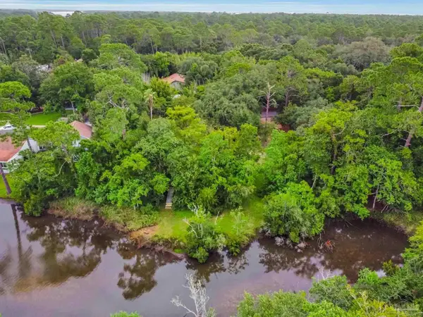 3105 Robertson Rd, Pensacola, FL 32507