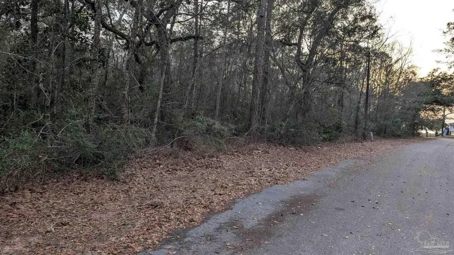 5545 Bay Edge Ln, Milton, FL 32583 - #2