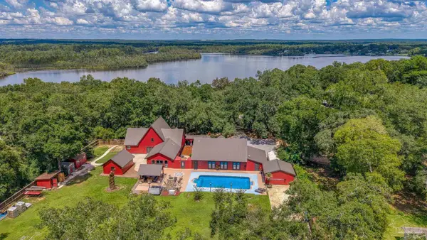 7465 Lakeside Dr, Milton, FL 32583