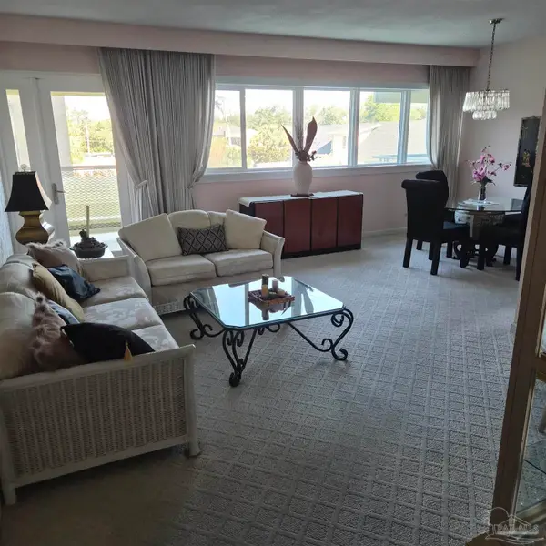 825 Bayshore Dr #204, Pensacola, FL 32507