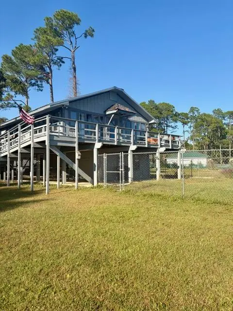 425 River Rd, Carrabelle, FL 32322