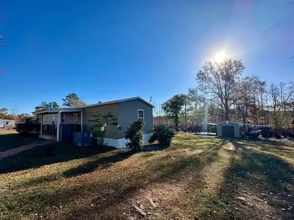 180 W Arm Dr, Wewahitchka, FL 32465