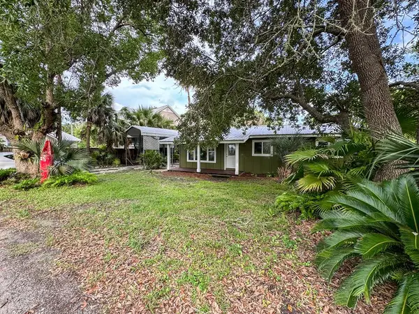 222 1/2 Ave D, Apalachicola, FL 32320