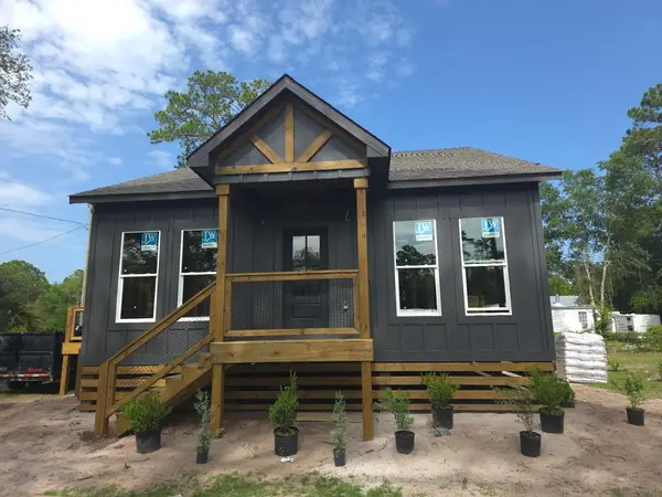 610 W 10th St, Carrabelle, FL 32322