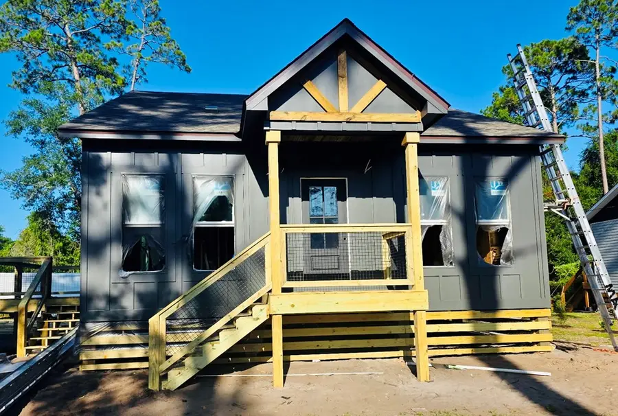 610 W 10th St, Carrabelle, FL 32322 - #2