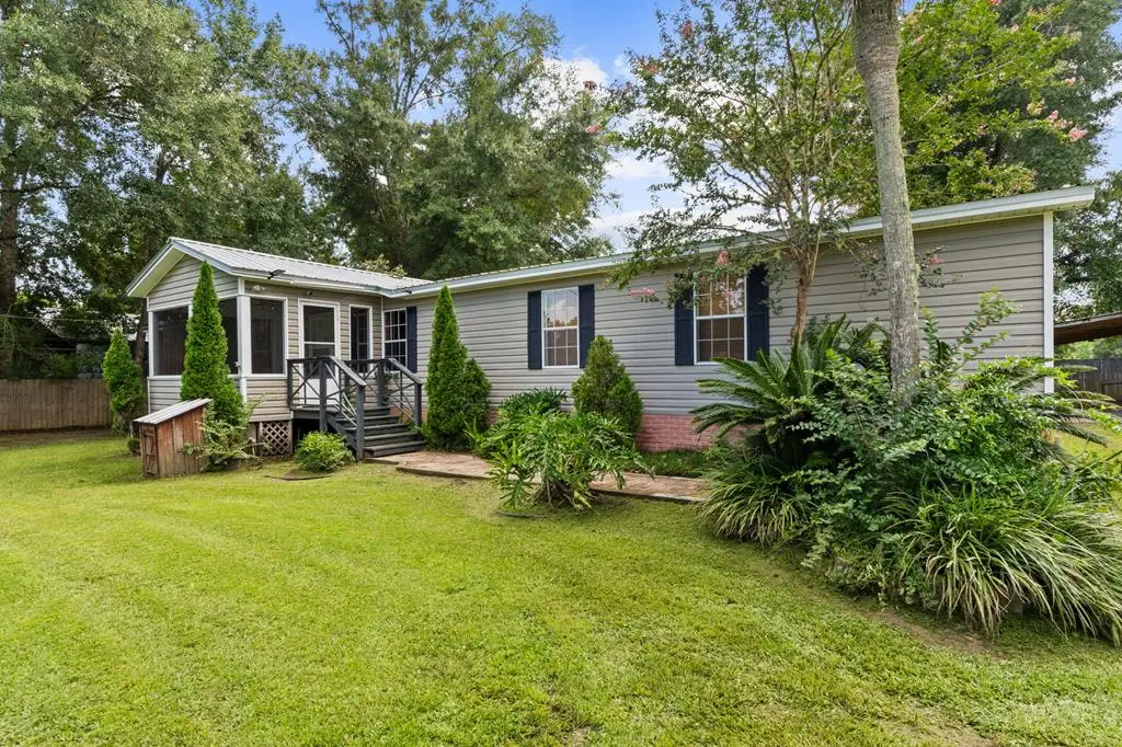 105 Riverview Dr, Wewahitchka, FL 32465 - #1