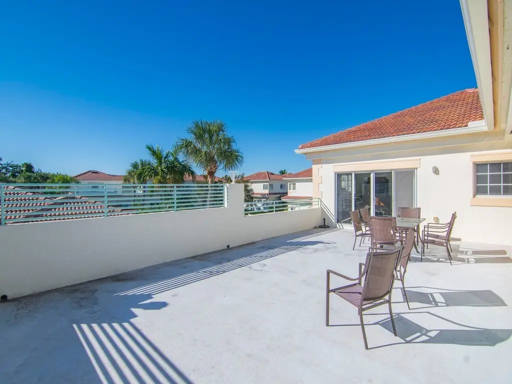 520 7th Square #201, Vero Beach, FL 32962 - Image #1