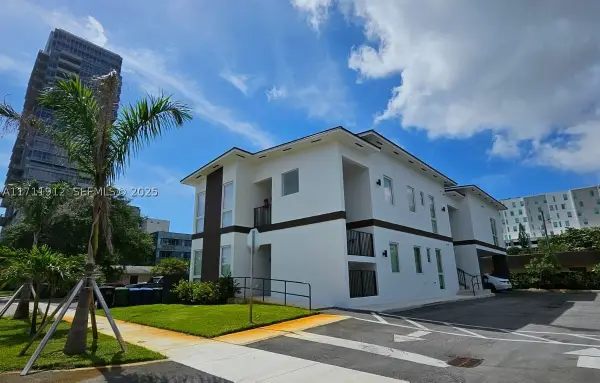 210 SE 10th, Hallandale, FL 33009