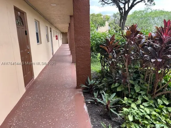 9350 Sunrise Lakes #109, Sunrise, FL 33322