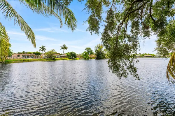 8956 Palm Tree #8956, Pembroke Pines, FL 33024