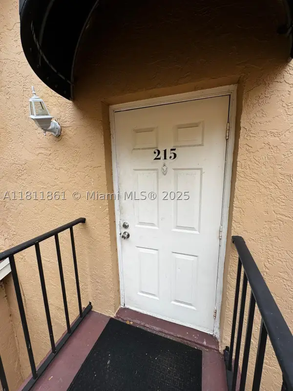 6023 10th Ave N #215, Greenacres, FL 33463