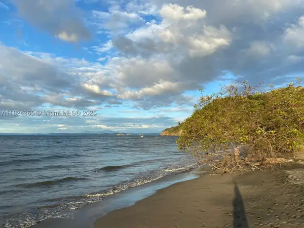 27 de Abril Playa Junquillal, , FL 50303