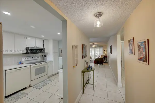 3186 Via Poinciana #203, Lake Worth, FL 33467
