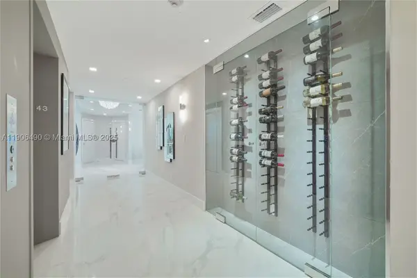 300 S Pointe #4306, Miami Beach, FL 33139