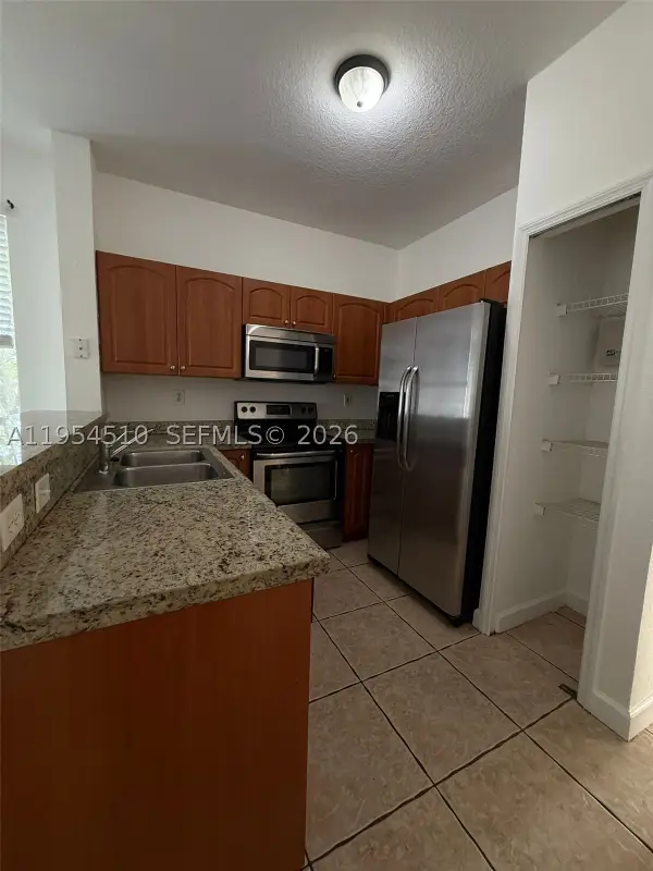 17640 NW 73rd #200-19, Hialeah, FL 33015