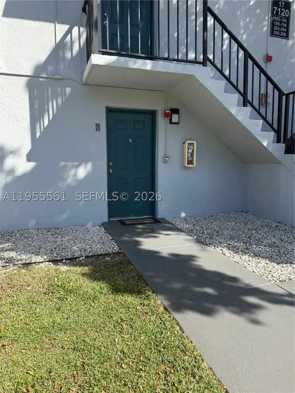 7120 NW 179th #105, Hialeah, FL 33015
