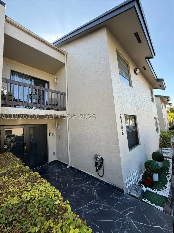 8408 NW 8th #8408, Miami, FL 33126