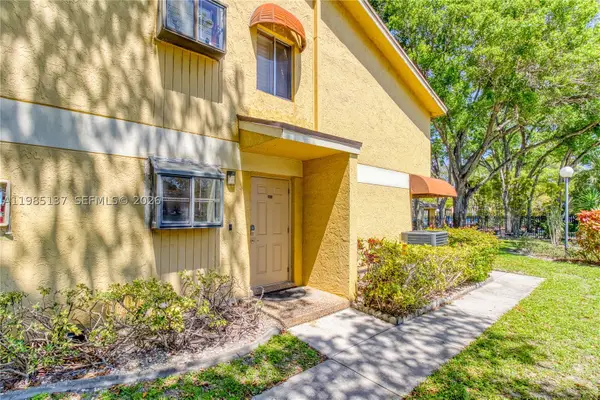 3095 N Oakland Forest #104, Oakland Park, FL 33309