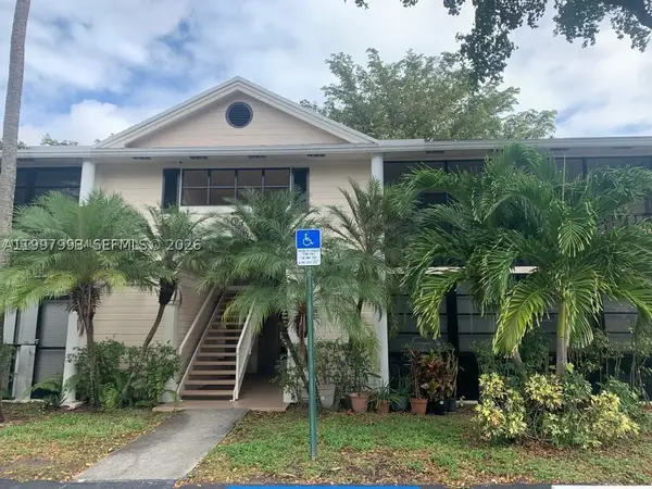 907 NE 199th #204, Miami, FL 33179