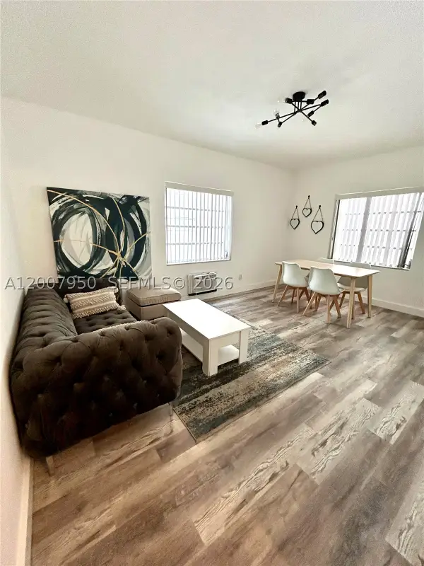 215 30th #17, Miami Beach, FL 33140