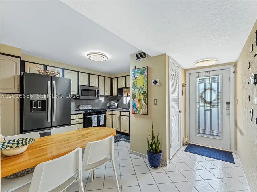 9820 S Hollybrook Lake #208, Pembroke Pines, FL 33025 - #3