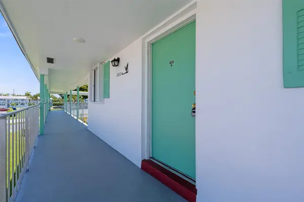 1116 Lake #208, Boynton Beach, FL 33426
