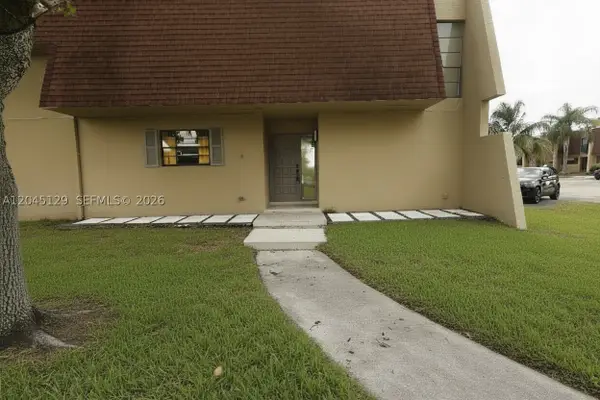 8985 Palm Tree #8985, Pembroke Pines, FL 33024