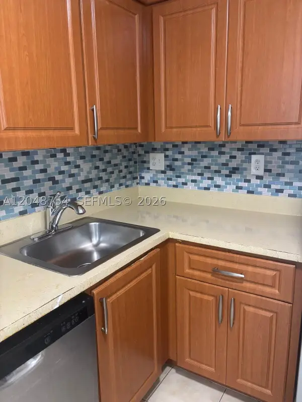 7110 NW 179th #211, Hialeah, FL 33015
