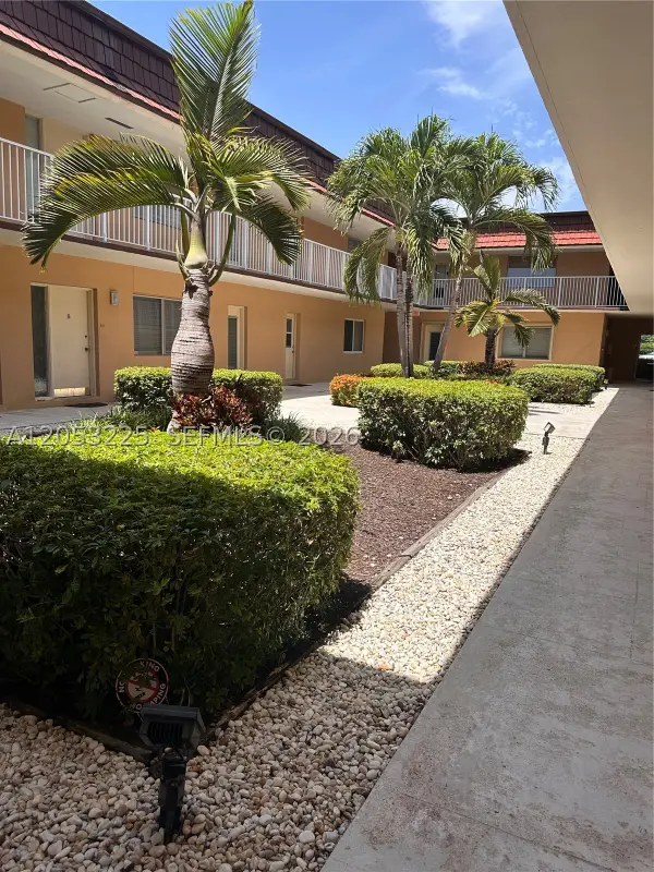 5325 SW 77th #107F, Miami, FL 33155