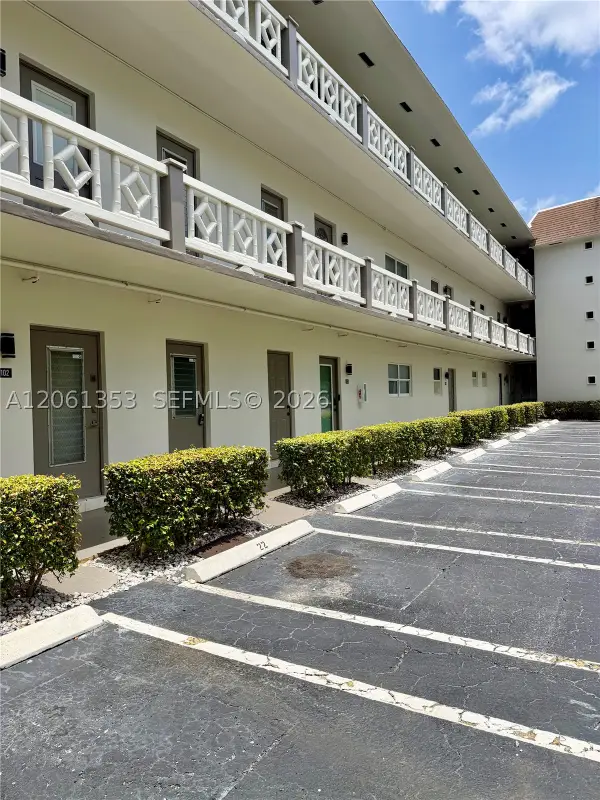 5001 NW 34th #102, Lauderdale Lakes, FL 33319