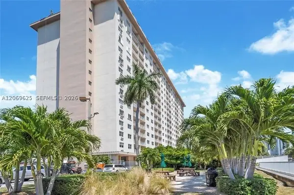 400 Kings Point #316, Sunny Isles Beach, FL 33160