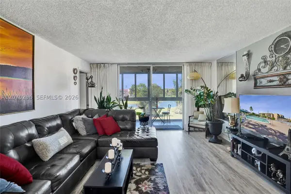 9461 Sunrise Lakes #208, Sunrise, FL 33322