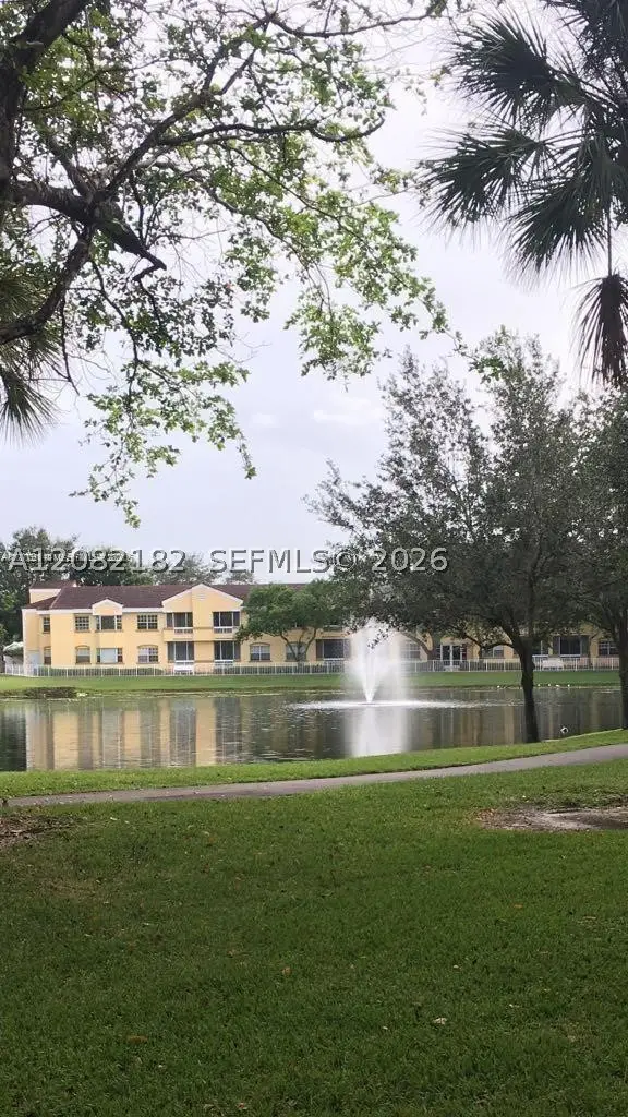 8592 W Sunrise #111, Plantation, FL 33322