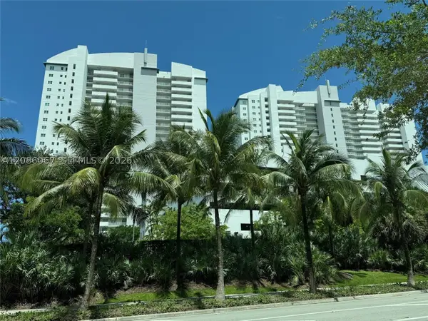 15051 Royal Oaks #701, North Miami, FL 33181