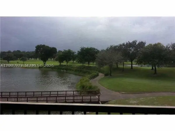3001 W Rolling Hills #407, Davie, FL 33328