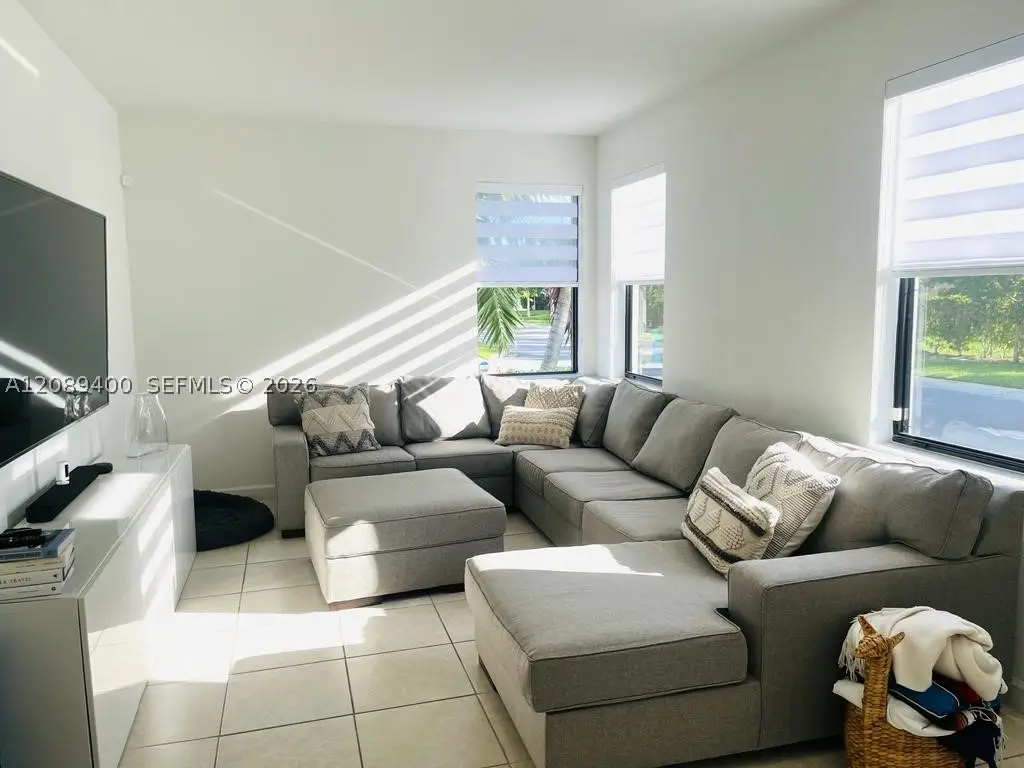 560 NE 206th, Miami, FL 33179 - #1