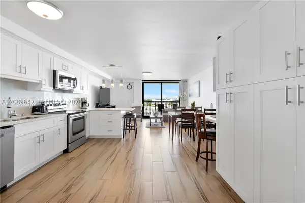 1800 Collins #11B, Miami Beach, FL 33139